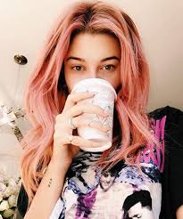 Hailey Baldwin S New Hair Color Is Better Than Rose Gold Peachy Pink Hair Hair Color Rose Gold Peach Hair