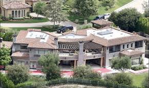 As we all know, kourtney kardashian's house design has been in the public eye since ever. Pin By Andrea Braunschweig On Kourtney Kardashian Home Celebrity Houses Kylie Jenner New House House Exterior