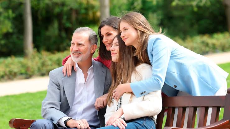 Los reyes Felipe y Letizia posan junto a sus hijas para celebrar los 20  años de su boda