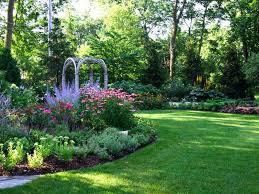 Garden Design Tips Here We See A Garden That Has A Similar Layout With Beautiful Serpentine Bed Lines Traditional Landscape Landscape Design Yard Landscaping