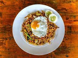 Perahkan limau kasturi ke atas mee untuk lebih menyelerakan. Resepi Mee Goreng Telur