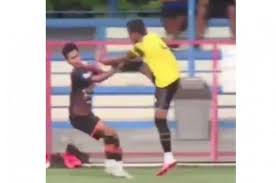 Coreng Sepak Bola Indonesia, Tendangan Kung Fu Syaiful Indra Cahya dan Aksi  Kasar Zulham Zamrun Mendunia Lewat Medsos - Bolasport.com