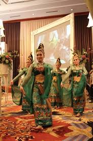 Antropologi budaya lebih berhubungan dengan filsafat, literatur atau sastra, dan seni tentang bagaimana suatu kebudayaan memengaruhi pengalaman seseorang (diri sendiri) dan kelompok, memberikan kontribusi untuk pemahaman yang lebih lengkap terhadap pengetahuan, adat istiadat, dan pranata masyarakat. Kostum Penari Pada Pesta Pernikahan Adat Sunda Jawa Barat Unik Dan Indah Menirukan Burung Merak Karena Tarian Ini Adalah T Kostum Tari Penari Pesta Pernikahan