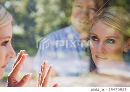 鏡 虚栄心 女 女性の写真素材