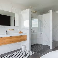 marmeren badkamer gecombineerd met meerdere materialen in 2020 badkamer badkamer marmer marmeren badkamer