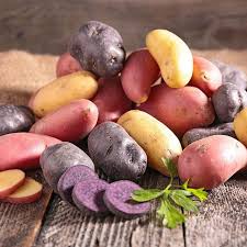 Potatoes Were Cultivated In Peru About 7 000 Years Ago In The High Andes Around Lake Titicaca Some Wild Species Can Still Be Fo Fruits Et Legumes Fruits Flore