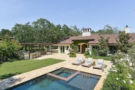 A stylized bird with an open mouth, tweeting. Mvp Life Steph Curry S House Is For Sale So Let S Take A Tour Hollywood Homes Spanish Style Homes San Francisco Houses