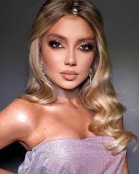 Kari Garrett's Instagram, Twitter & Facebook