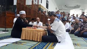 Syahadat merupakan asas dan dasar dari lima rukun islam, juga sebagai ruh, inti dan landasan seluruh ajaran islam. Bacaan Dua Kalimat Syahadat Arab Latin Dan Artinya
