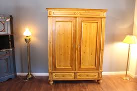 Antike schränke aus den epochen des historismus, der gründerzeit, des jugendstil und aus der zeit des art déco finden sie in dieser kategorie. Kleiderschrank Kiefer Antik Grunderzeit Zerlegbar