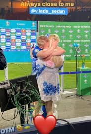 Жена александра алексеевича ирина зинченко была самой путешествующей ведущей «интера» — в таиланде вешала на шею живого питона, которого с трудом вынесли три служителя, на шоу крокодилов сидела на аллигаторе. Stxdabdu3ydzqm