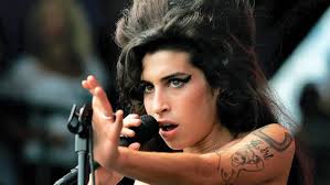 AMY WINEHOUSE: EL REINO UNIDO ELIGE CUAL ES SU CANCIÓN FAVORITA