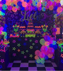 Ideas de decoraciones fluorescente para tu fiesta de cumpleaños o celebración especial. Fiesta De Adolescentes Neon Party Glow Birthday Glow Birthday Party Neon Party Decorations