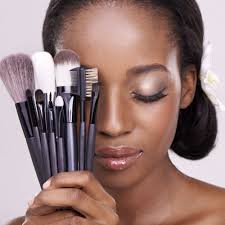 Maquillage Sur Peau Noire A Ebene Pour Le Teint Les Yeux Et La Bouche Peau Noire Maquillage Vert Maquillage Peau Noire
