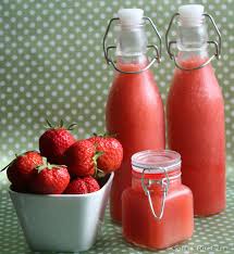 Hier Sind Die Krumel Los Frischer Erdbeerlikor Bringt Farbe In Jede Fete Erdbeerlikor Erdbeeren Eierlikor Selber Machen Rezept