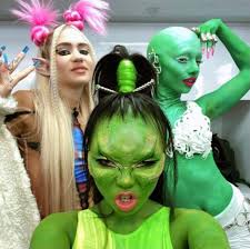 Вы вместе слушаете grimes, doja cat и charli xcx. Grimes Behind The Scenes Of The Doja Cat Need To