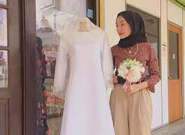Kalau beli kain kosong boleh guna tampalan bunga timbul atau minta tukang jahit untuk buat labuci pada penghujung lengan dan baju. Tukang Jahit Cun Jahit Baju Sendiri Sejak Form 3 Tradisional Moden Busana Pengantin Semua Boleh Saya Ada Gaya Tersendiri Viral Mstar