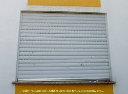 Volet Roulant Casse Avec Des Trous Abime Volet Roulant Volet Stores D Interieur