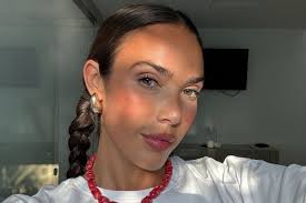 Lluvia de críticas para la influencer Ana Moya por este vídeo de su jardín  en plena DANA: "Vive en un universo paralelo"