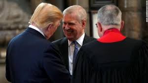 Prins andrew, hertugen av york, hadde et nært vennskap med jeffrey epstein også etter at epstein ble dømt i 2008. Prins Andrew Hertig Av York