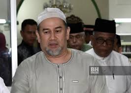 Difahamkan, sultan kelantan, sultan muhammad v tidak hadir ke mesyuarat berkenaan setelah pintu utama istana negara ditutup sepenuhnya. Rakyat Kelantan Diminta Bertenang