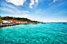 Phuket is among the world's finest beach destinations, with fine white sands, nodding palm trees, glittering seas and lively towns. Der Phuket Erfahrungsbericht Von Mara Urlaubsguru