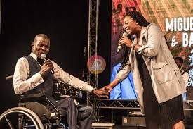 O cantor bambila disponibiliza a música intitulada estar com jesus. Miguel Buila E Bambila Levam Evangelho Da Consolacao E Bencao Na 3Âª Temporada Do Duetos N Avenida Angorussia