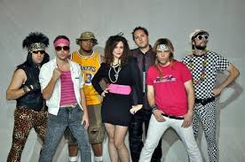 80er Mottoparty Outfit Frauen Maenner Tiermuster Nietenguertel Plastik Schulterpolster 80er Mode Manner 80er Mode Party Outfit Manner