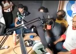Emisora de género romántico en colombia, está presente en 10 ciudades del país. Facebook Live W Radio Colombia
