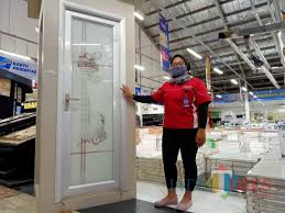 20 desain kusen pintu minimalis terbaru. Pintu Kamar Mandi Kaca Dari Graha Bangunan Sulap Hunian Lebih Menawan Jatim Times