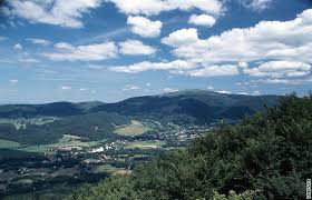 Jizerskohorské bučiny jsou komplexem smíšeného, převážně bukového lesa přirozeného charakteru, s geomorfologicky významnými útvary a s dochovanými přirozenými. Jizerske Hory Narodni Prirodni Rezervace Jizerskohorske Buciny Pohled Na Horu Smrk Fotogalerie Prirodni Lesy