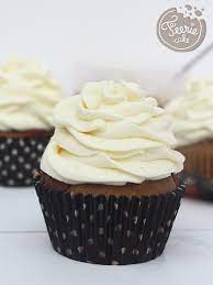 Ce rainbow cake, tout de blanc vêtu, réservera bien des surprises lors de sa découpe car sous son glaçage immaculé à base de chocolat blanc, philadelphia et mascarpone, se cachent de moelleuses génoises aux couleurs chatoyantes. Cupcakes Croustillant Speculoos Et Ganache Chocolat Blanc Feerie Cake