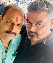 Baatein zyaada huin nahi, Bas aahat lekar aa gaye, Chai thandi ho gayi,  Garmahat le kar aa gaye, Ummeed hai kuch pal chunenge, Kuch kahenge kuch  sunenge, Phir milne ki haa hogi,