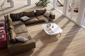 So Kann Ihr Neuer Wohnzimmer Traum Aussehen Feinsteinzeug In Holzoptik In Der Farbe Castagn Fliesen Wohnzimmer Kleine Wohnung Wohnzimmer Wohnung Wohnzimmer