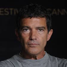 José antonio domínguez bandera (born august 10, 1960), known professionally as antonio banderas, is a spanish actor, singer, film producer and director. Antonio Banderas Hat Er Eine Neue Freundin Bunte De