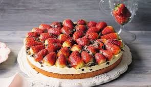 Auf einen teller geben und die sahne auf dem biskuit mit einem. Erdbeerkuchen Klassiker In Allen Backereien Im Fruhsommer