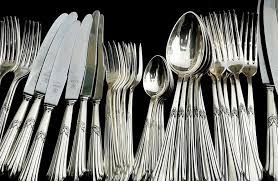 Kamu dapat menggunakan sendok jenis ini setelah membuat salad untuk memastikan semua bahan dan saus tercampur secara merata. Jarang Diketahui Ini Kegunaan Sendok Garpu Dan Pisau Dalam Table Manner Parapuan