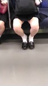 女子 高生 靴 脱ぎ