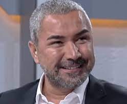 Veyis ateş'in gözaltına alınma sebebinin ise askerlik görevini tamamladıktan 12 yıl sonra hâlâ devam ettiği anlaşılan 'bakaya kalma' (askere geç katılma). Veyis Ates Uludag Sozluk Galeri