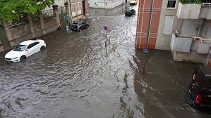 Lors des inondations survenues à partir du mercredi 2 juin 2021, une voiture se fait emporter dans une rue de messy. Video Photos C Est Le Deluge Sur La Region Remoise Des Vehicules Pieges