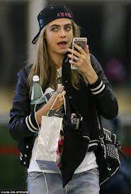 Make Up Free Cara Delevingne Has Her Hands Full At Jfk Airport Cara Delevingne Cara Delvingne Model