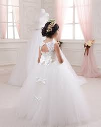 Abito da ballo monospalla con perline spazzola treno in tulle naturale. Abito Damigella Bambina In Offerta Di Gonna Ampia In Morbido Tulle E Corpetto Con Applicazioni Di Pizzo Sposamore