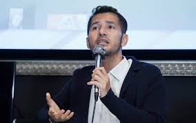 Why did you choose to do business in the field of cosmetics instead other field of business? Video Wani Chomel Cuba Jatuhkan Saya Aliff Syukri Kosmo Digital
