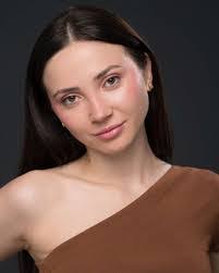 Iris Leal's Instagram, Twitter & Facebook