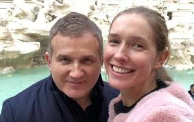 Аби встигати усе, у світської пари є незамінні помічники — автомобілі у катерини jaguar, він хоч і седан але — великий. Kudryavyj Yura I Katya V Yarko Rozovom Pidzhake Osadchaya Trogatelno Pozdravila Gorbunova S Imeninami