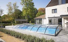 deze telescopische zwembadoverkapping van laluna past heel mooi in de landelijke stijl van deze tuin en woning ze is verkrijgb stijl buitenkant huis zwembaden