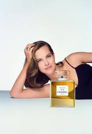 Je préférais de loin la pub avec brad pitt, celle la est debile je trouve quand à chanel number 5, comprend pas le success de ce parfum il. History Of N 5 Inside Chanel