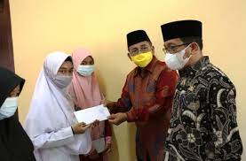 Mar 25, 2019 · senarai bantuan dan biasiswa untuk pelajar ipt. Pelajar Siantar Dari Keluarga Miskin Terima Beasiswa