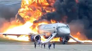 Tra i sette morti anche un italiano. L Aereo In Fiamme Scivola Sulla Pista Il Video Choc Dell Incidente Video