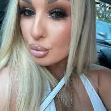 Beth Knox's Instagram, Twitter & Facebook